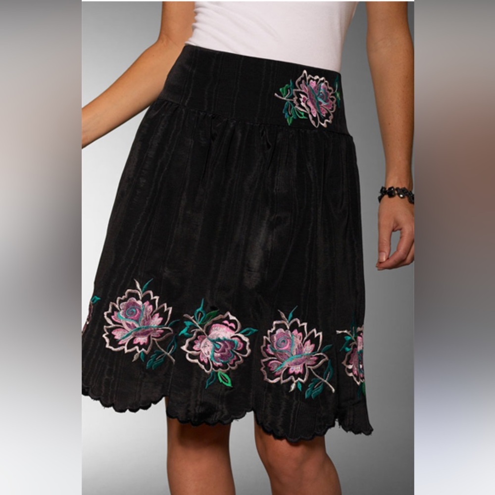 Nanette lepore black floral embroidered skirt NWT Sz 2